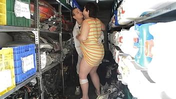 Se folla a la gorda en el almacén de recambios del taller es una gorda muy viciosa que quiere que le metan herramientas por el coño