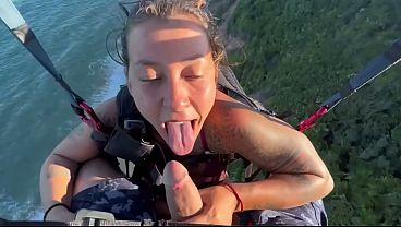 Sexo en las alturas follando en un parapente