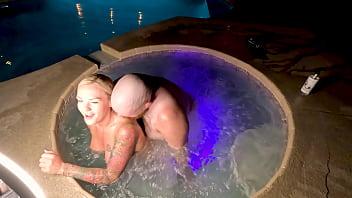 Sexo en un jacuzzi con la infiel esposa rubia deliah grace