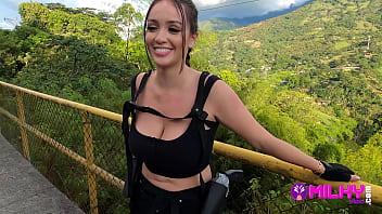 Sexy cosplayer tetona esta sola en la calle y es el momento exacto para pagar capricho por follar su hermoso coño