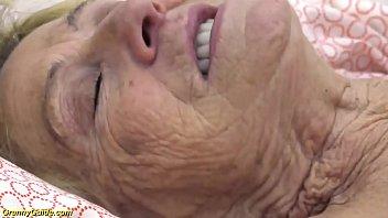 Sexy peluda abuela de 90 años follada por su toyboy