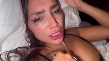 Sisi rose se abre de par en par para recibir saliva semen y un duro anal hardcore de la gran polla de teddy tarantino