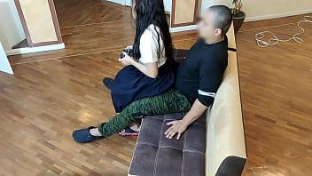 Sobrina sientate en mis piernas para que juegues y empezo a frotarle su polla por el culo
