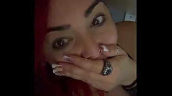 Sorprendo a mi jefa masturbándose y me la follo