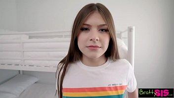 Stepsis estoy desnuda eso te hace sentir raro follando por la litera superior