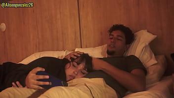 Tengo sueño hermanastro dejame acostarme en tus piernas pero no metas tu pene en mi boca por favor