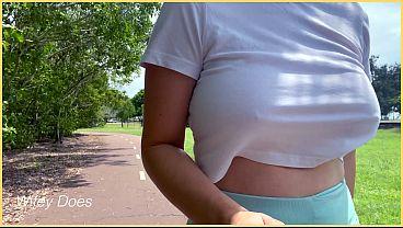 Tetas perfectas sin sujetador en público