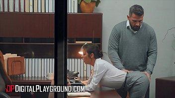 Tetona alexis fawx follando con su jefe en la oficina