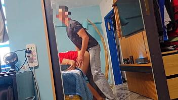 Tirei o cabaço do meu vizinho casado no quarto
