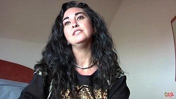 Toda una señora en la calle una guarra en la cama