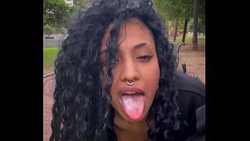Tomando leche en un parque público de dia en buenos aires