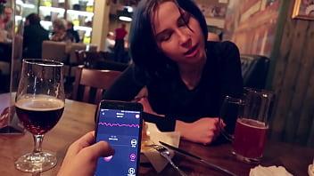 Tomé el control del vibrador de mi hermanastra en el bar y la llevé al orgasmo