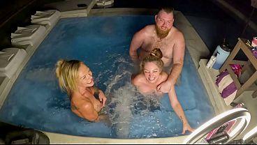 Trío en jacuzzi con delaih grace y kiki daire wca productions