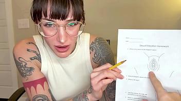 Tu madrastra te ayuda con tu tarea de educación sexual