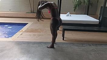 Un día de piscina con mi vecina culona