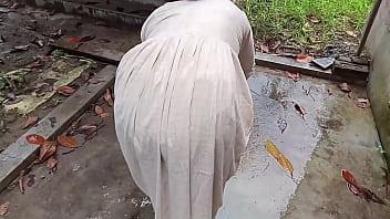 Un extraño entró a beber agua y se fue después de follarme