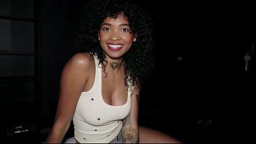 Una latina de piel oscura me sedujo con su sonrisa