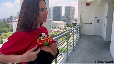 Una milf tetona me invitó a ver el partido de fútbol
