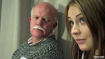 Viejo joven porno gangbang por abuelos follando coño digitación náuseas