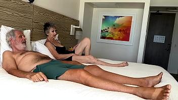 Viendo porno en nuestra habitación de hotel