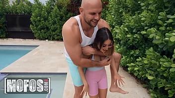 Violet gems prueba la polla de jmac junto a la piscina antes de entrar para una sesión de sexo duro