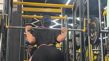 Voy al gimnasio y convenzo a la entrenadora culona y esto paso