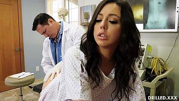 Whitney es follada por el culo durante un chequeo anal muy completo