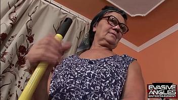 ángulos evasivos trae a un negro que está más que feliz dejándose los dedos y lamiendo su peludo manguito hasta que se la folla bien y acaba dándole un facial interracial deslumbrante