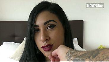 él le rodea el cuello con la mano y luego le aprieta ambos pechos perforados